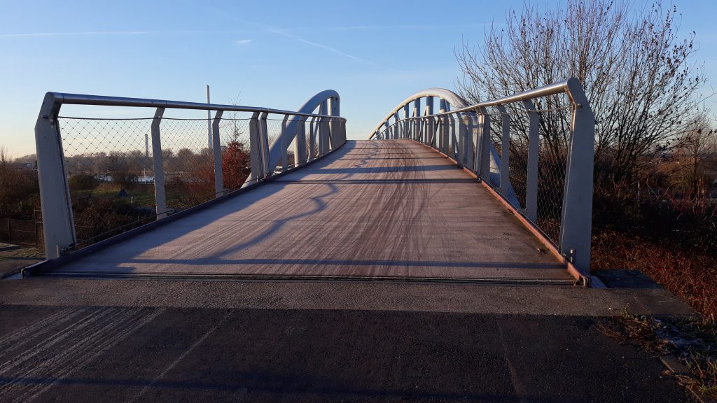 Fahrradpendler im Kölner Norden - Raureif auf der Neulandbrücke in Leverkusen