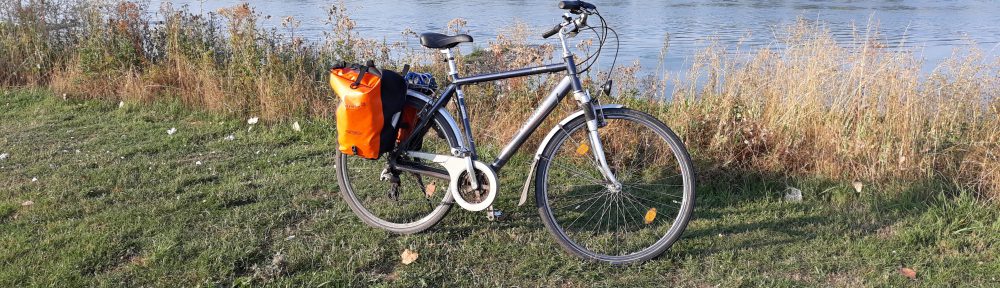 Fahrradpendler im Kölner Norden - Am Rhein in Leverkusen