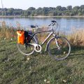 Fahrradpendler im Kölner Norden - Am Rhein in Leverkusen