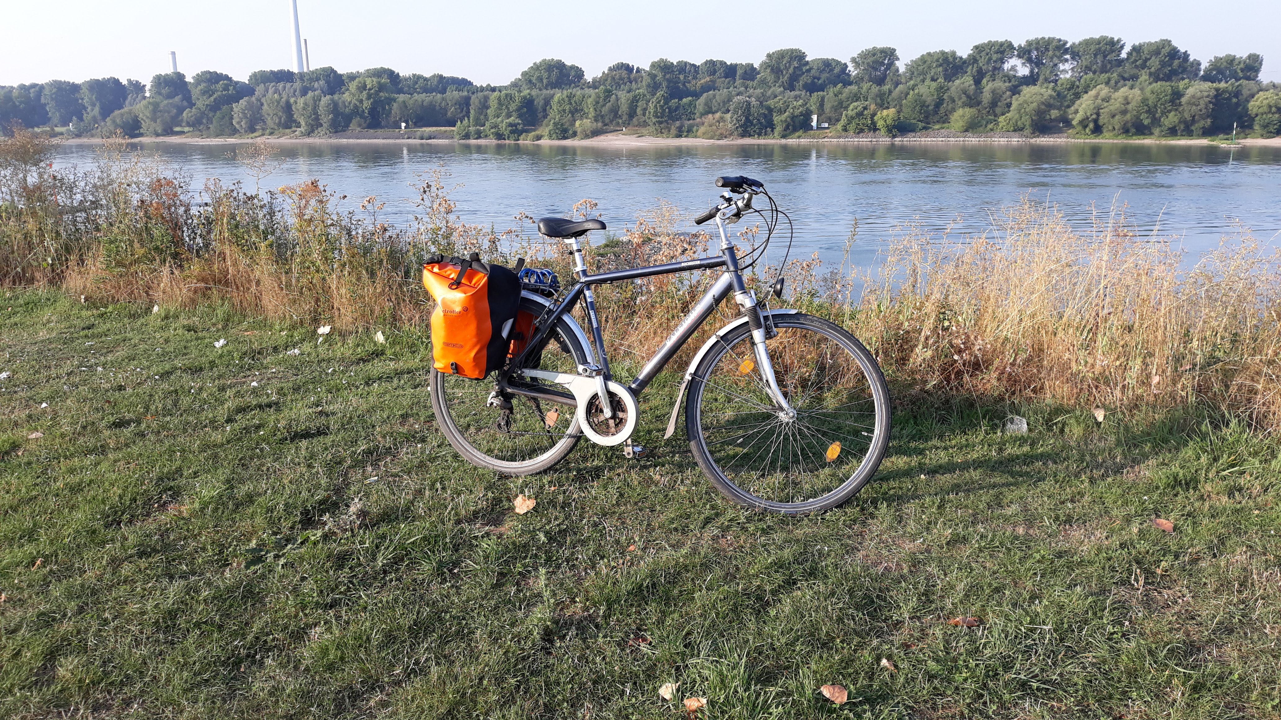 Fahrradpendler im Kölner Norden - Am Rhein in Leverkusen