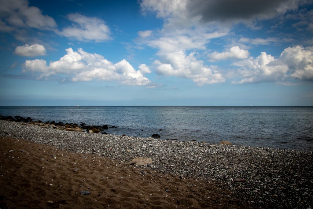 Ostsee - Steilküste mit Steinstrand bei Sassnitz