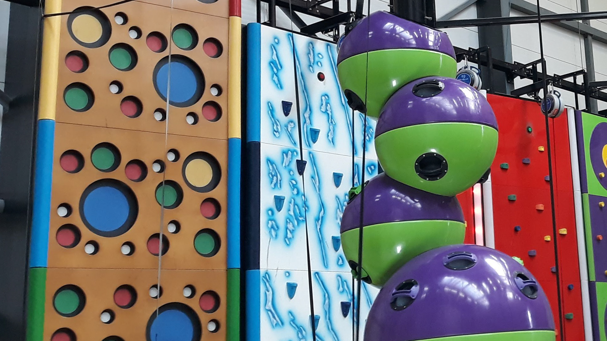 Hoch hinaus in der Indoor-Kletterhalle Neoliet Easy-Climb Essen