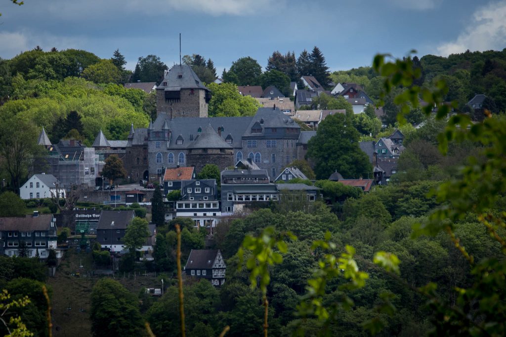 Wandern rund um die Sengbachtalsperre - Blick auf Schloss Burg