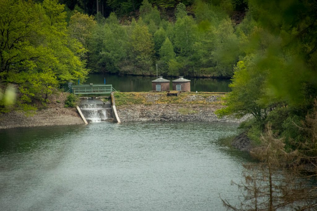 Wandern rund um die Sengbachtalsperre - Blick auf die Vorstaustufe