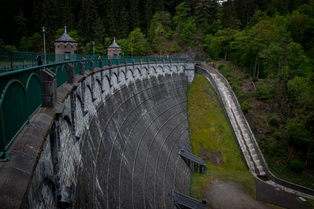 Wandern rund um die Sengbachtalsperre - Staumauer