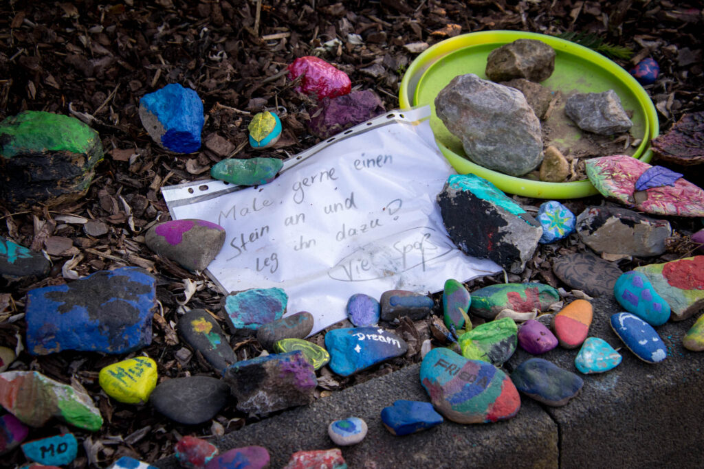 Unterwegs im Bergischen Wanderland: Streifzug Nr. 4 - Leichlinger Obstweg - Kleine Kunstaktion von Anwohnern, Steine können mit bereitliegenden Farben und Pinseln bemalt werden