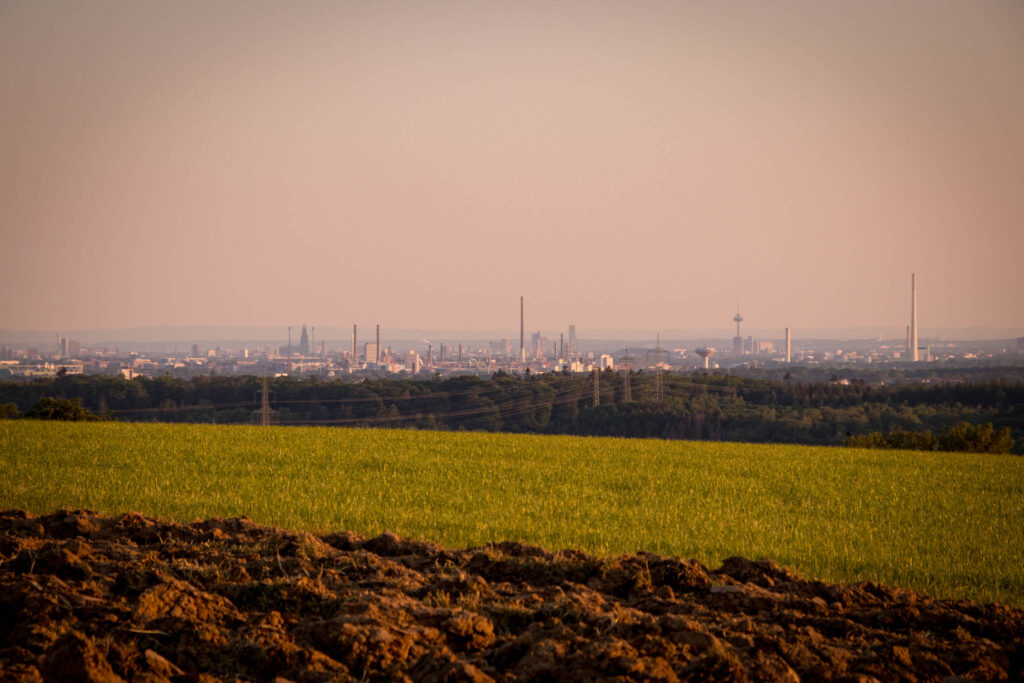 Unterwegs im Bergischen Wanderland: Streifzug Nr. 4 - Leichlinger Obstweg - Blick auf das abendliche Köln