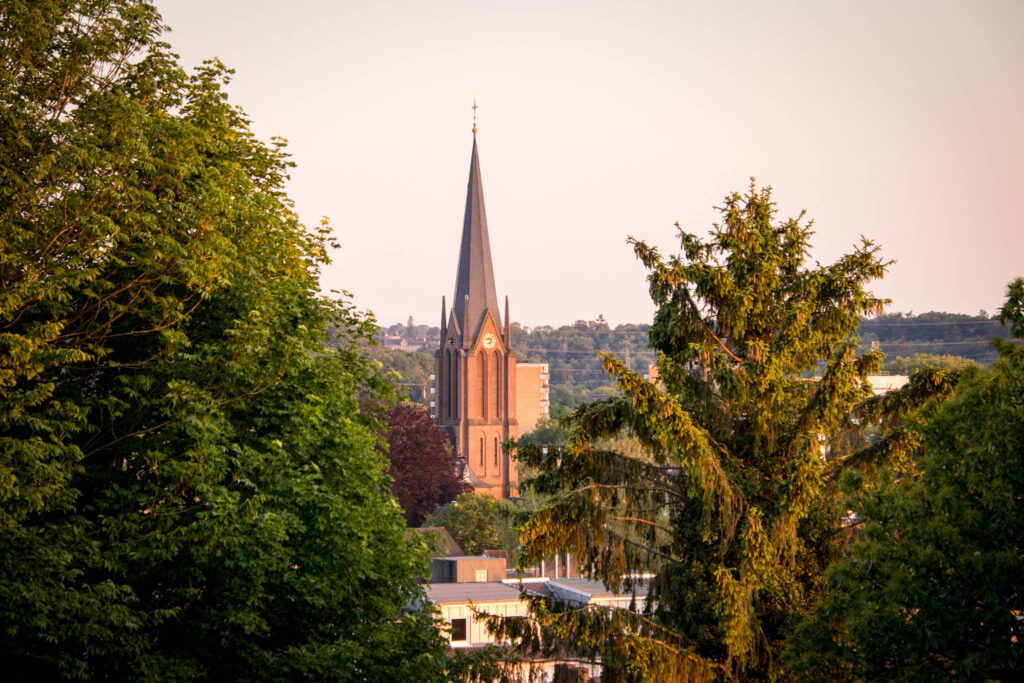 Unterwegs im Bergischen Wanderland: Streifzug Nr. 4 - Leichlinger Obstweg - Blick auf  St. Johannes Baptist, Leichlingen