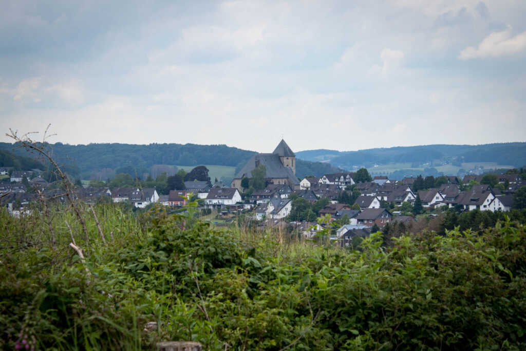 Unterwegs in Lindlar Scheel zwischen Zwergenhöhle, Ruine Burg Eibach und Ruine Burg Neuenberg - Ausblick