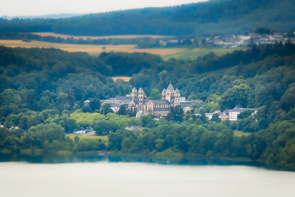 Wanderung um den Laacher See - Ausblick vom Lydiaturm auf die Abtei Maria Laach