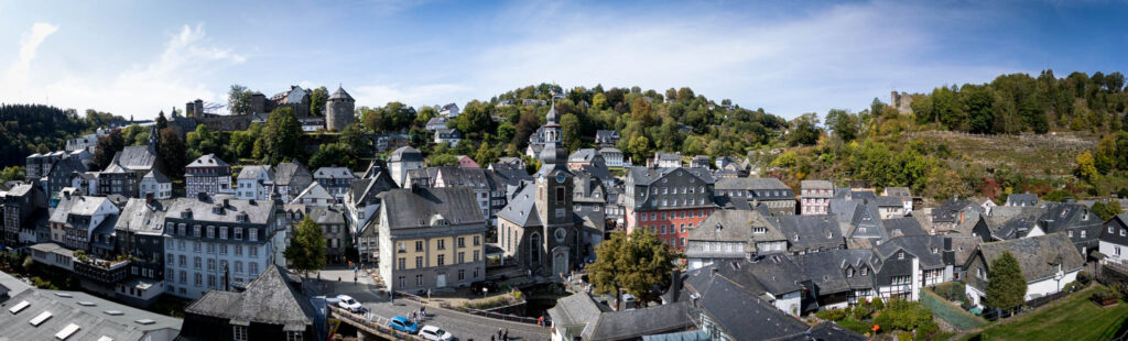 Wandern in Monschau - Panorama über Monschau mit Burg Monschau und Burgruine Haller