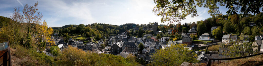 Wandern in Monschau - Blick vom Panoramaweg über Monschau