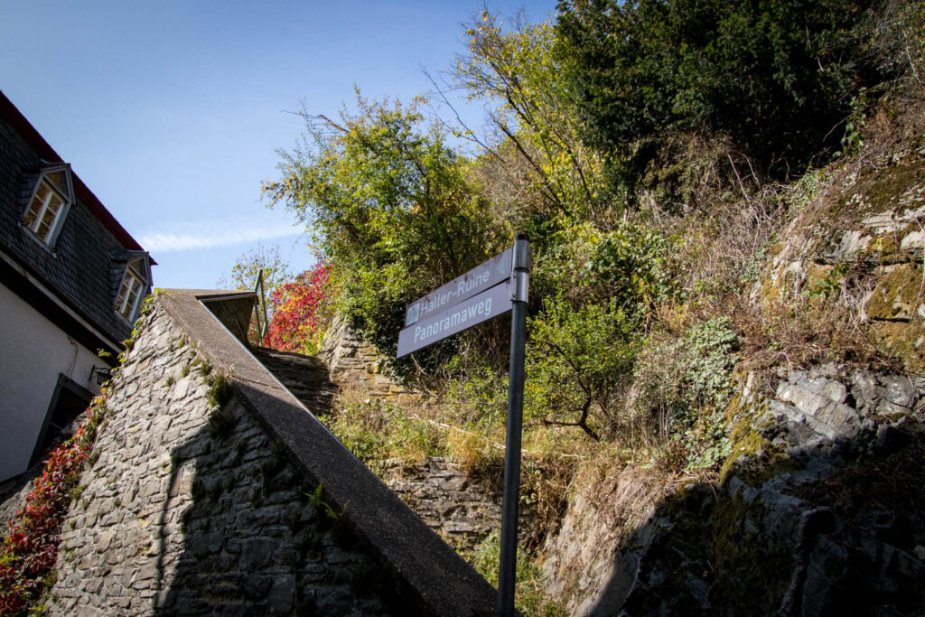 Wandern in Monschau - Wegweiser zur Burgruine Haller