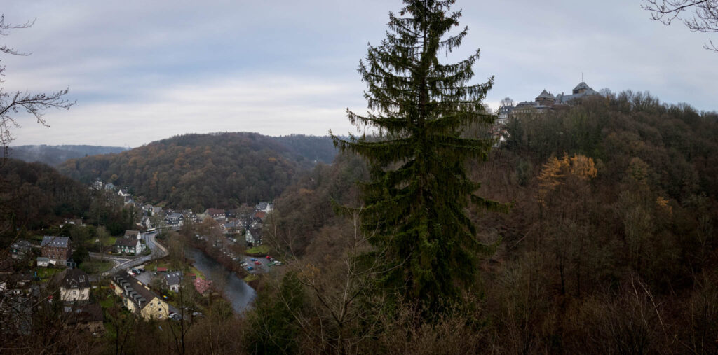 Wanderung rund um Schloss Burg - Panoramabild Solingen Unterburg und Schloss Burg vom Diederichstempel aus