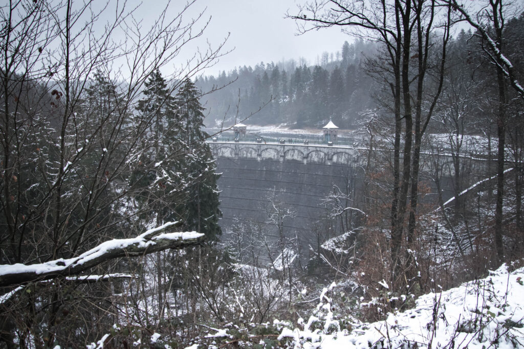 Unterwegs auf einer kleinen Winterwanderung zur Sengbachtalsperre.