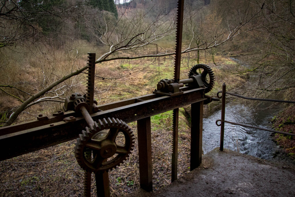 Wanderung durch das Eifgental von Burscheid Bellinhausen aus - Ehemaliges Stauwehr der alten Burscheider Talsperre am Eifgenbach