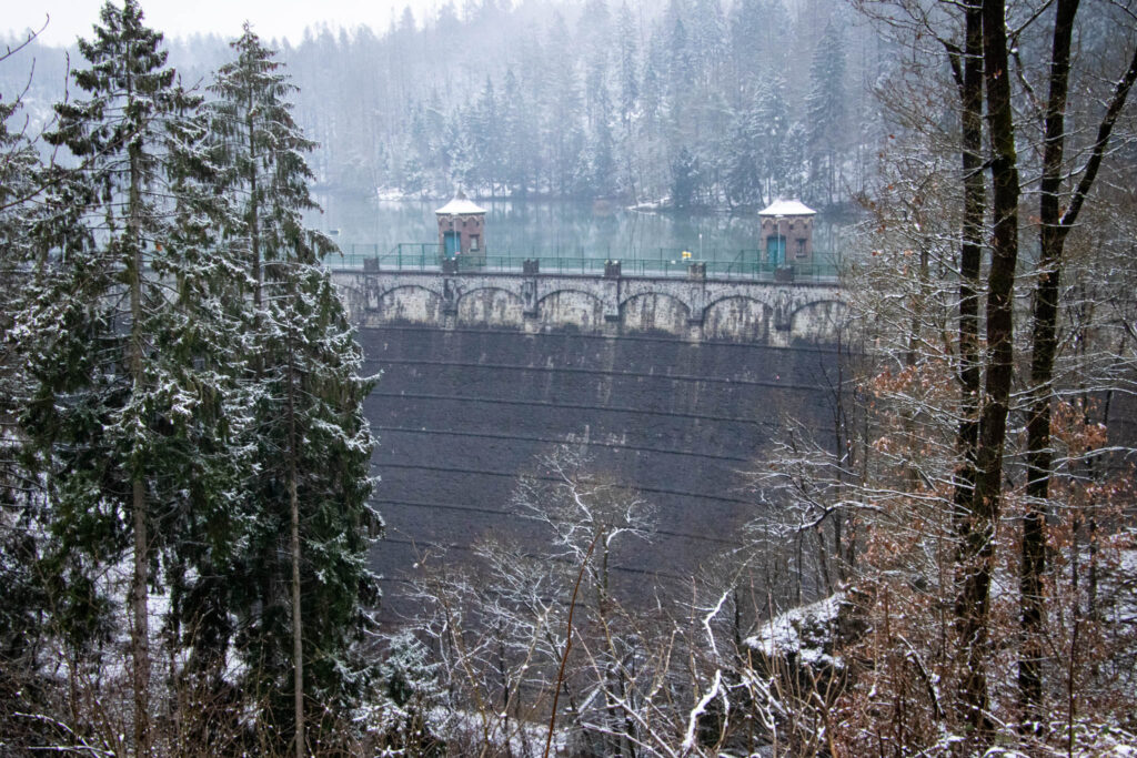 Winterwanderung von Solingen Glüder über die Sengbachtalsperre und den Diederichstempel nach Schloss Burg