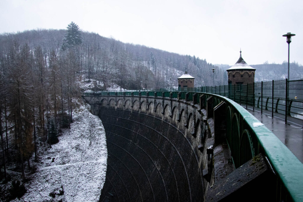 Winterwanderung von Solingen Glüder über die Sengbachtalsperre und den Diederichstempel nach Schloss Burg