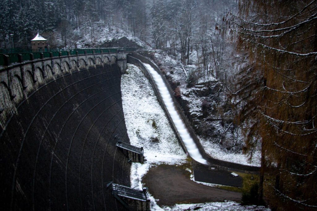 Winterwanderung von Solingen Glüder über die Sengbachtalsperre und den Diederichstempel nach Schloss Burg