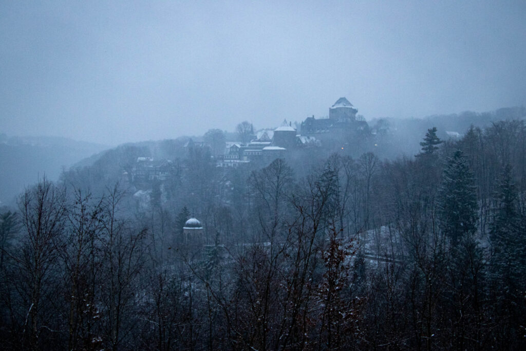 Winterwanderung von Solingen Glüder über die Sengbachtalsperre und den Diederichstempel nach Schloss Burg