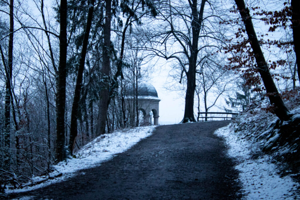 Winterwanderung von Solingen Glüder über die Sengbachtalsperre und den Diederichstempel nach Schloss Burg