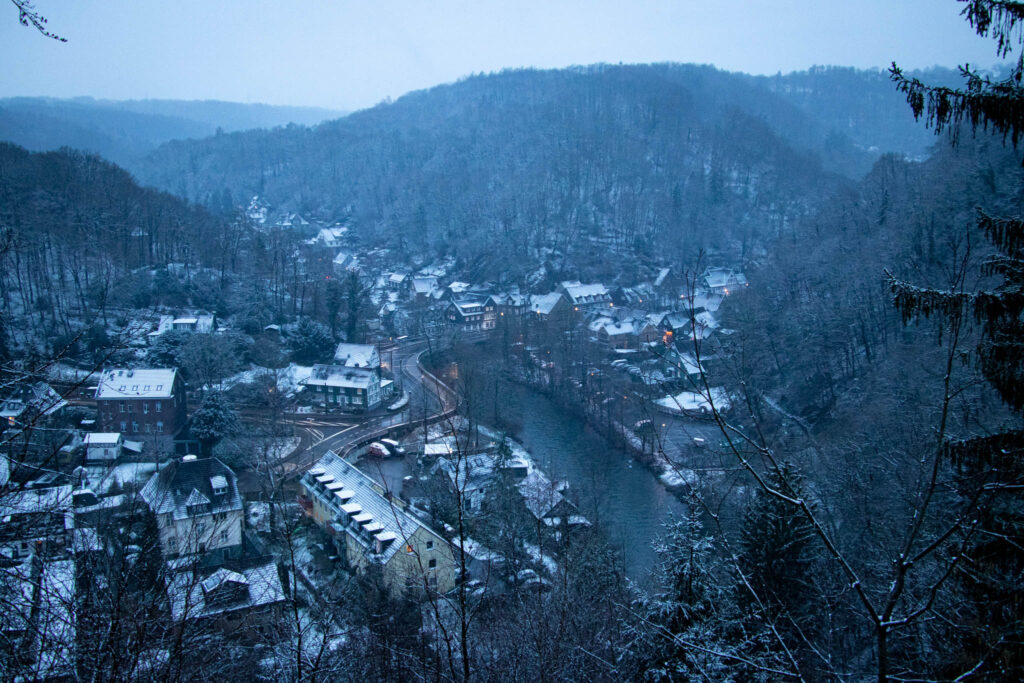 Winterwanderung von Solingen Glüder über die Sengbachtalsperre und den Diederichstempel nach Schloss Burg