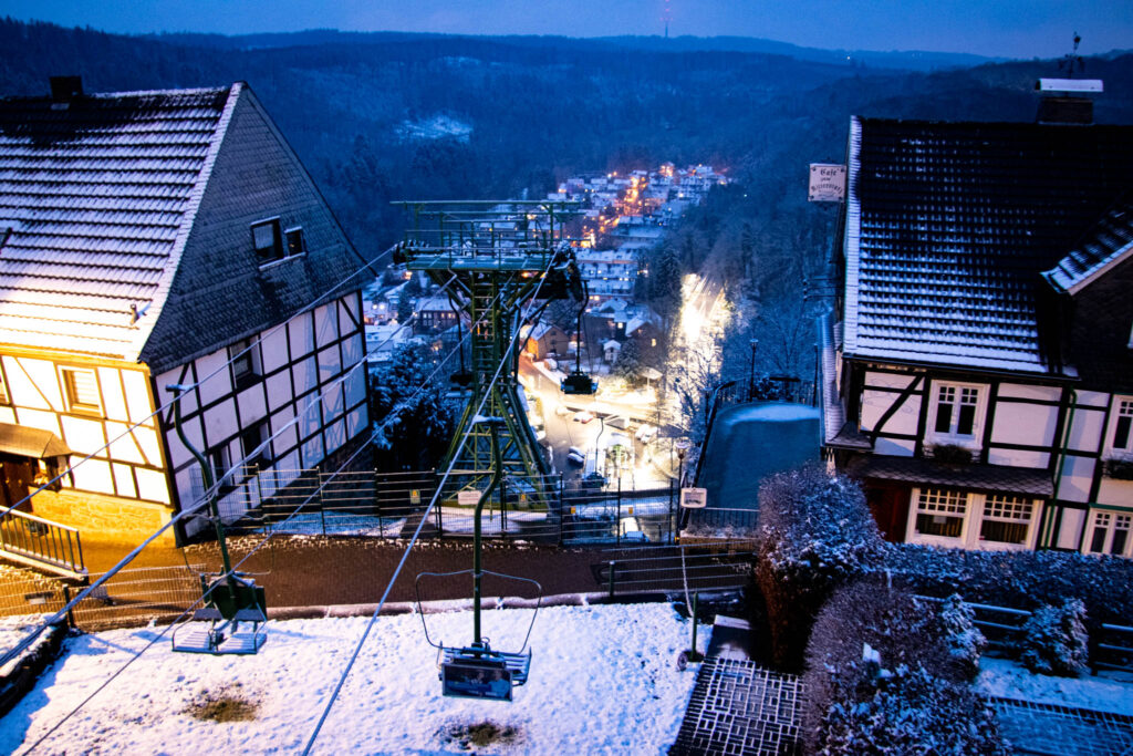 Winterwanderung von Solingen Glüder über die Sengbachtalsperre und den Diederichstempel nach Schloss Burg